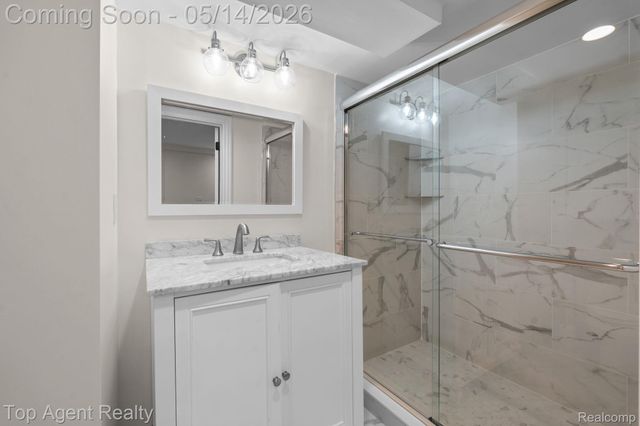 6739 White Pine Court, Bloomfield Hills, MI 48301