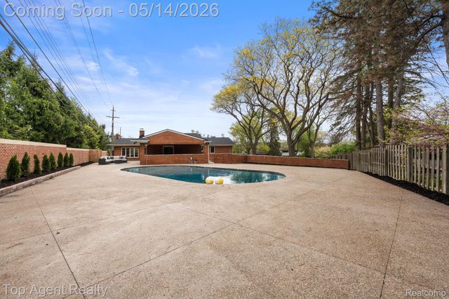 6739 White Pine Court, Bloomfield Hills, MI 48301
