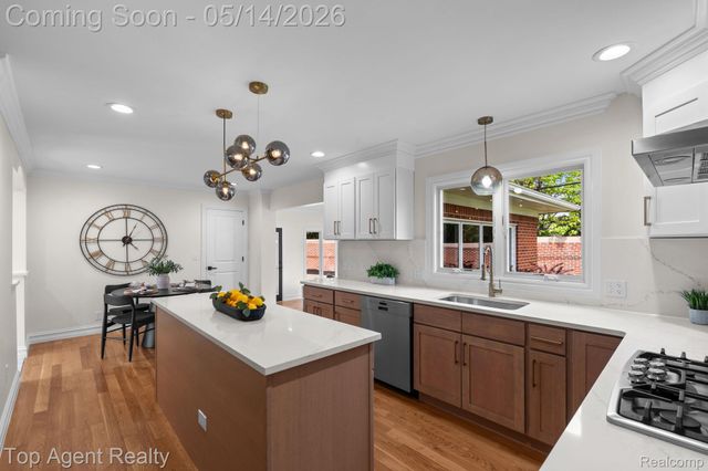 6739 White Pine Court, Bloomfield Hills, MI 48301