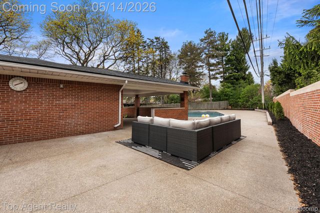 6739 White Pine Court, Bloomfield Hills, MI 48301