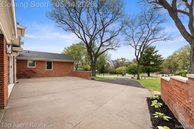 6739 White Pine Court, Bloomfield Hills, MI 48301