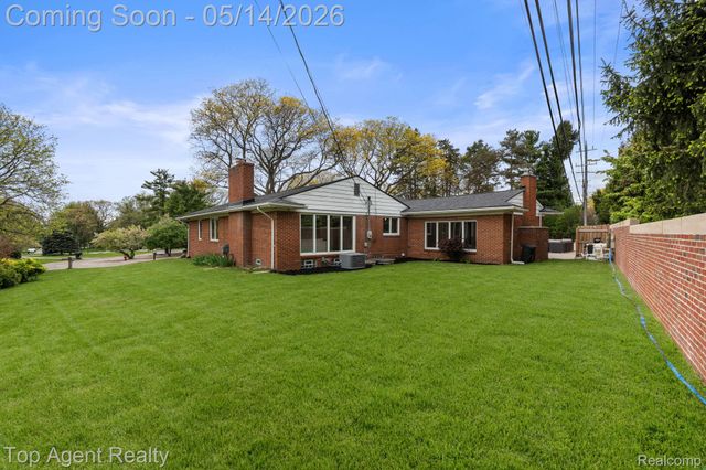 6739 White Pine Court, Bloomfield Hills, MI 48301