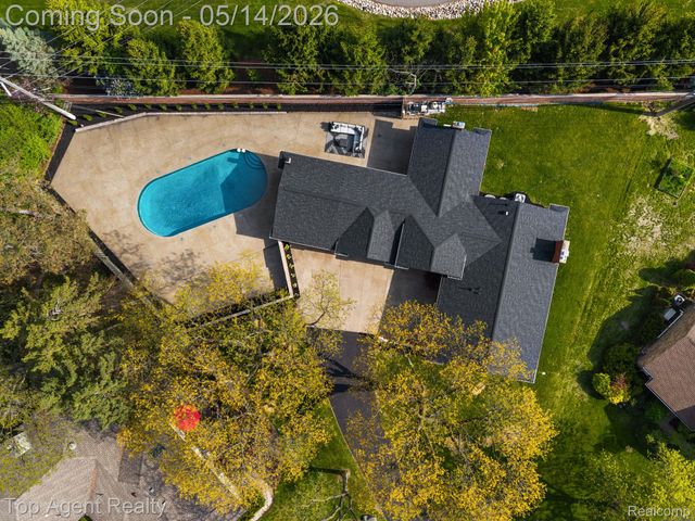 6739 White Pine Court, Bloomfield Hills, MI 48301