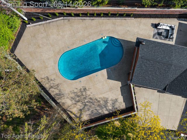 6739 White Pine Court, Bloomfield Hills, MI 48301