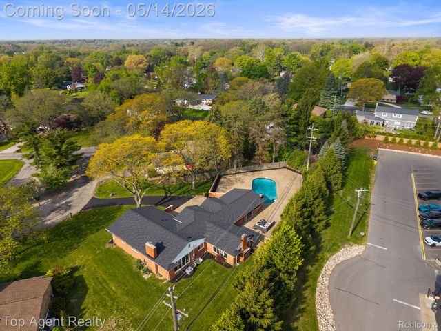 6739 White Pine Court, Bloomfield Hills, MI 48301