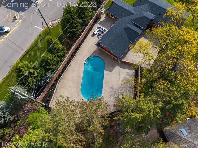 6739 White Pine Court, Bloomfield Hills, MI 48301