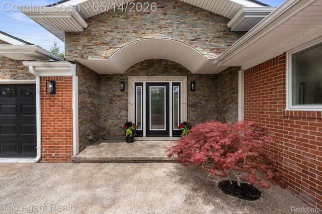 6739 White Pine Court, Bloomfield Hills, MI 48301