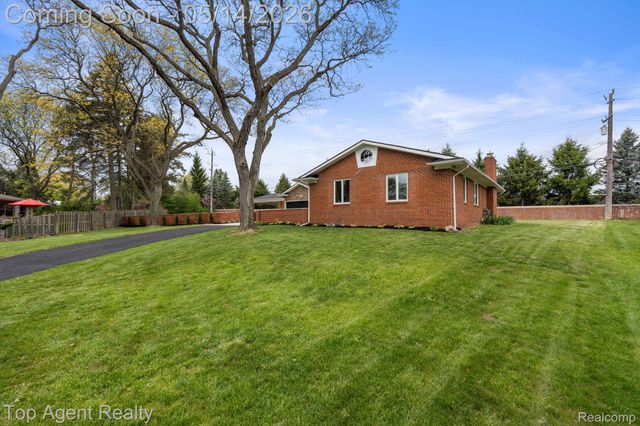 6739 White Pine Court, Bloomfield Hills, MI 48301