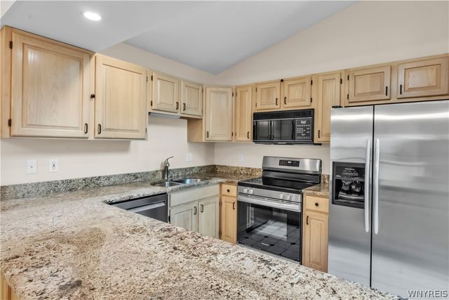 14 Woodpointe, Amherst, NY 14221