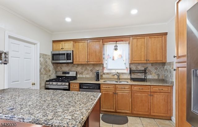 528 Wyndham Rd, Teaneck Twp., NJ 07666