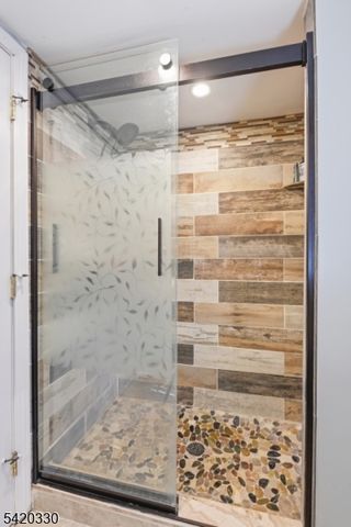 528 Wyndham Rd, Teaneck Twp., NJ 07666