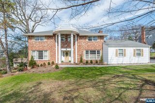 5 Robin Hill Road, North Caldwell, NJ 07006