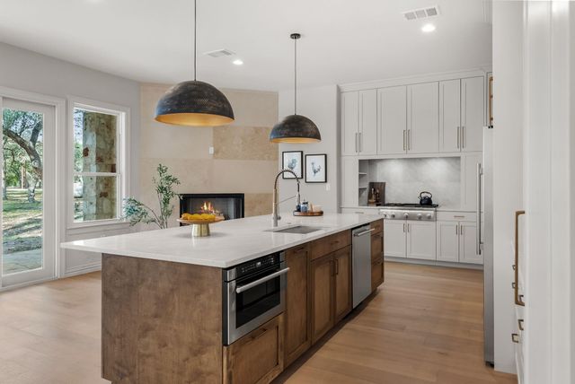 999 Enchanted Oaks DR, Driftwood, TX 78619