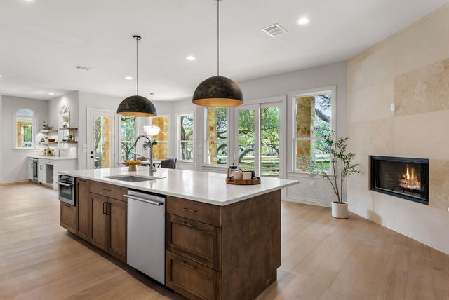 999 Enchanted Oaks DR, Driftwood, TX 78619