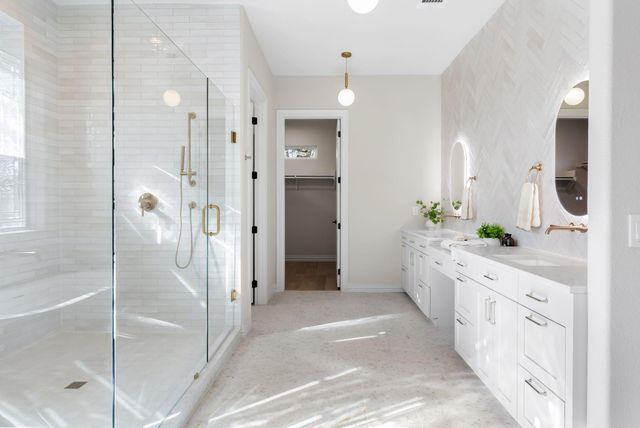 999 Enchanted Oaks DR, Driftwood, TX 78619