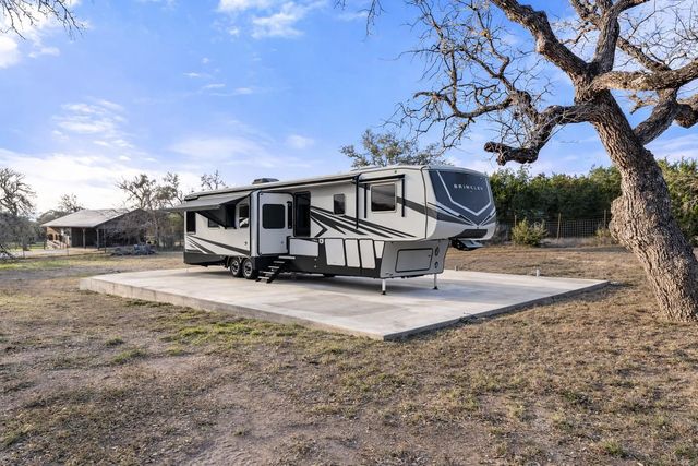 999 Enchanted Oaks DR, Driftwood, TX 78619