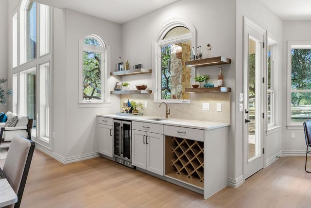 999 Enchanted Oaks DR, Driftwood, TX 78619