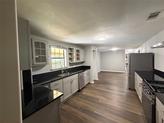 805 S 3rd Street, Grandview, TX 76050