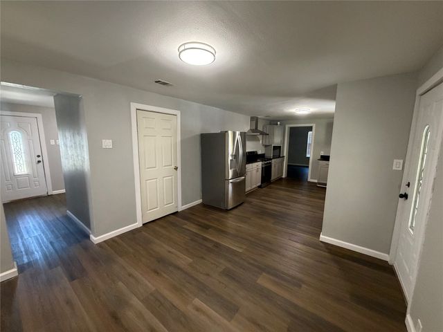 805 S 3rd Street, Grandview, TX 76050