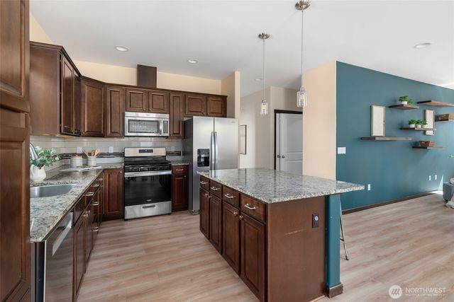 1873 SW Downfield Way, Oak Harbor, WA 98277