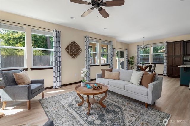 1873 SW Downfield Way, Oak Harbor, WA 98277