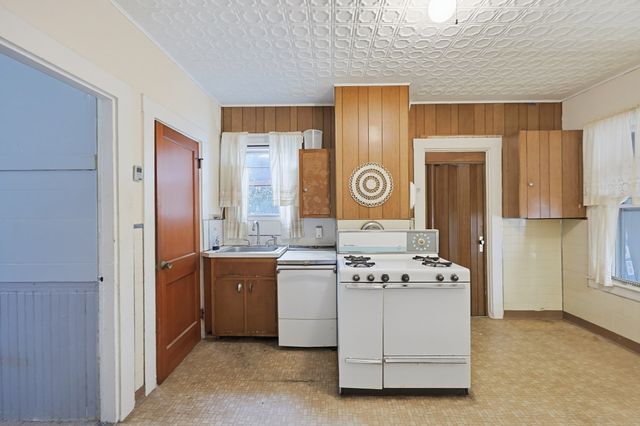 101 Winthrop St, Brockton, MA 02301