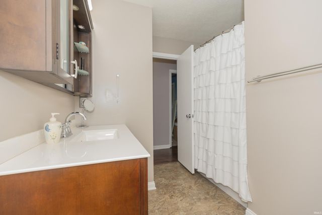 8499 Stonegate Drive, Newburgh, IN 47630
