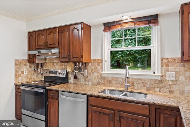 8000 SANDBURG CT, Dunn Loring, VA 22027