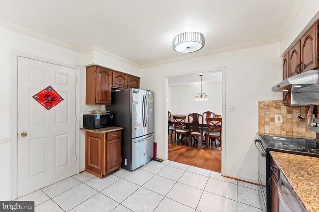 8000 SANDBURG CT, Dunn Loring, VA 22027