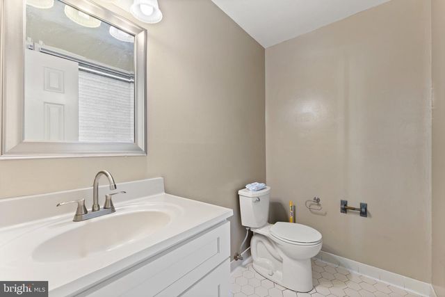 8000 SANDBURG CT, Dunn Loring, VA 22027