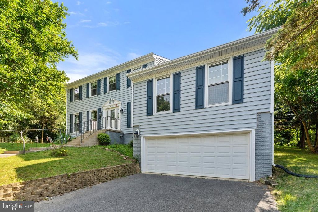 8000 SANDBURG CT, Dunn Loring, VA 22027
