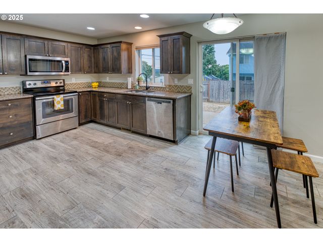 321 Nw PACIFIC HILLS Dr, Willamina, OR 97396