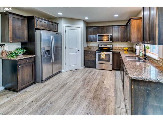 321 Nw PACIFIC HILLS Dr, Willamina, OR 97396