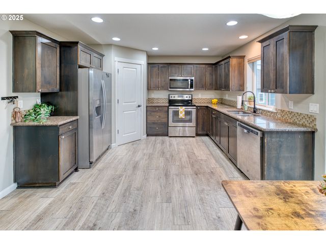 321 Nw PACIFIC HILLS Dr, Willamina, OR 97396