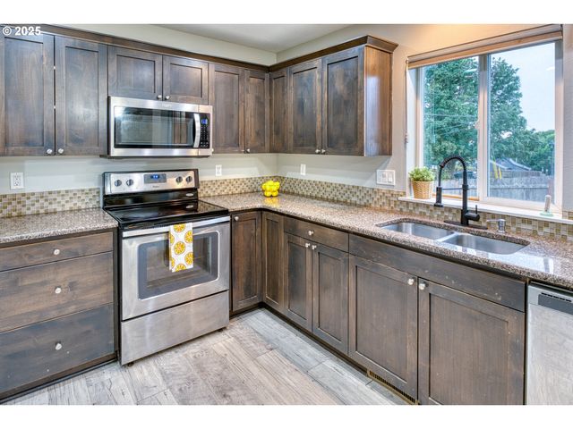 321 Nw PACIFIC HILLS Dr, Willamina, OR 97396