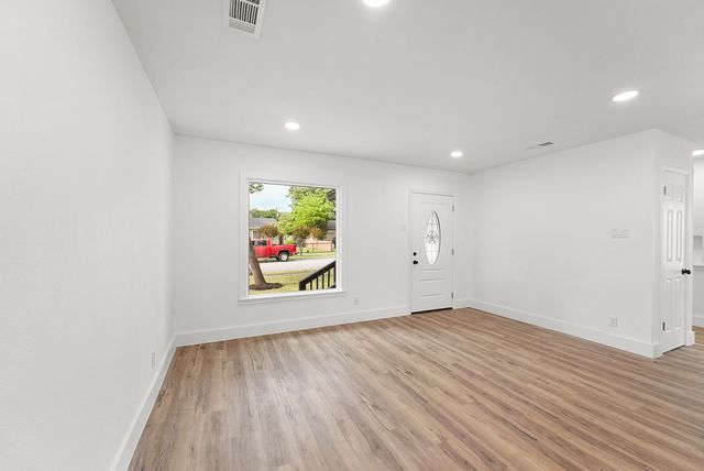 2114 Tisinger Avenue, Dallas, TX 75228