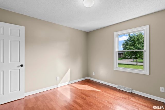 2421 MAYFAIR Road, Springfield, IL 62703