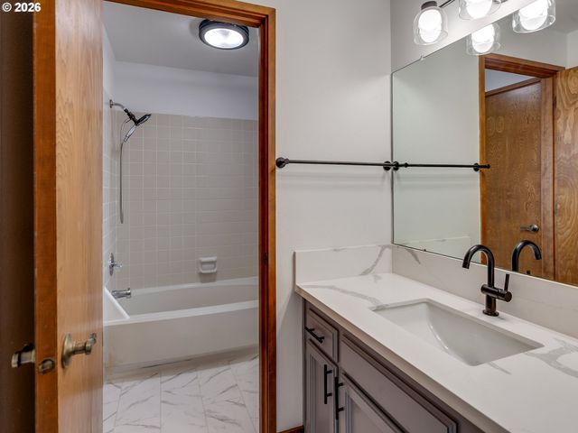 6228 MERIDIAN Cir 7, West Linn, OR 97068