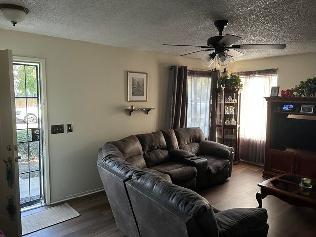 1011 N Lynora Street, Tulare, CA 93274