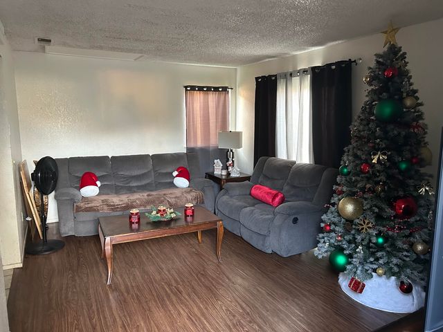 1011 N Lynora Street, Tulare, CA 93274