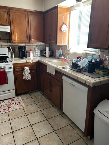 1011 N Lynora Street, Tulare, CA 93274