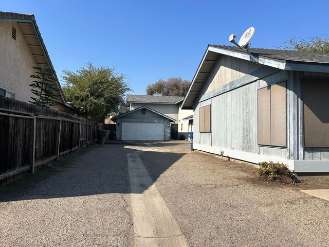 1011 N Lynora Street, Tulare, CA 93274