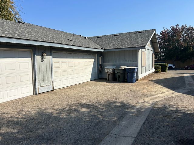 1011 N Lynora Street, Tulare, CA 93274