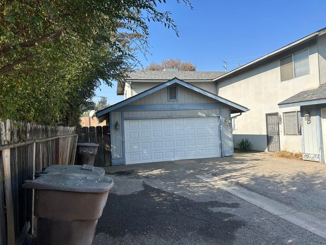 1011 N Lynora Street, Tulare, CA 93274