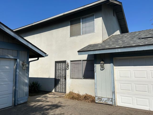 1011 N Lynora Street, Tulare, CA 93274