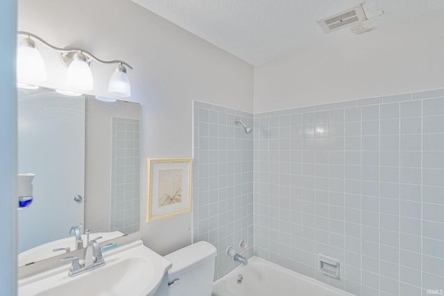 2715 Farnsworth Drive, Fort Wayne, IN 46805