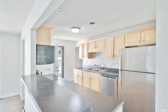 2715 Farnsworth Drive, Fort Wayne, IN 46805