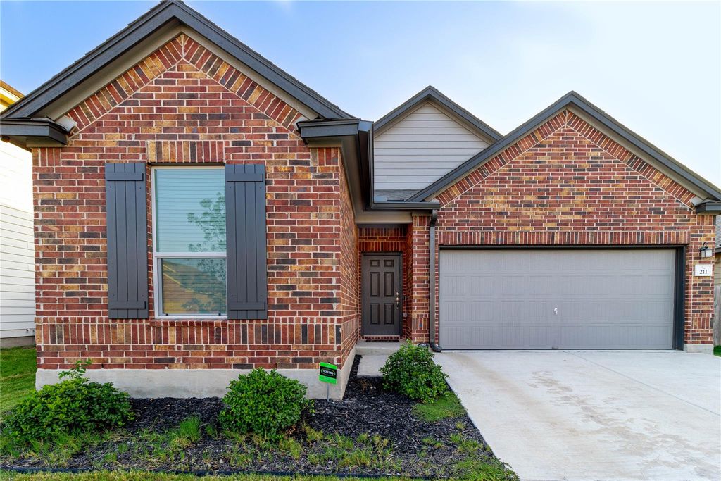 211 Summit DR, Lockhart, TX 78644
