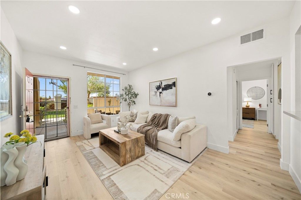 Image 8 of property listing at 69 Alicante Aisle, Irvine, CA 92614