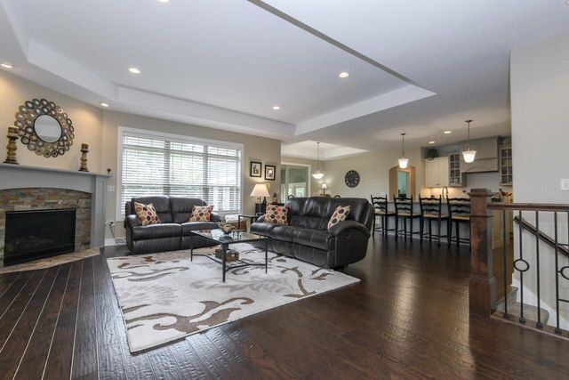 W175N5262 Highridge DRIVE, Menomonee Falls, WI 53051
